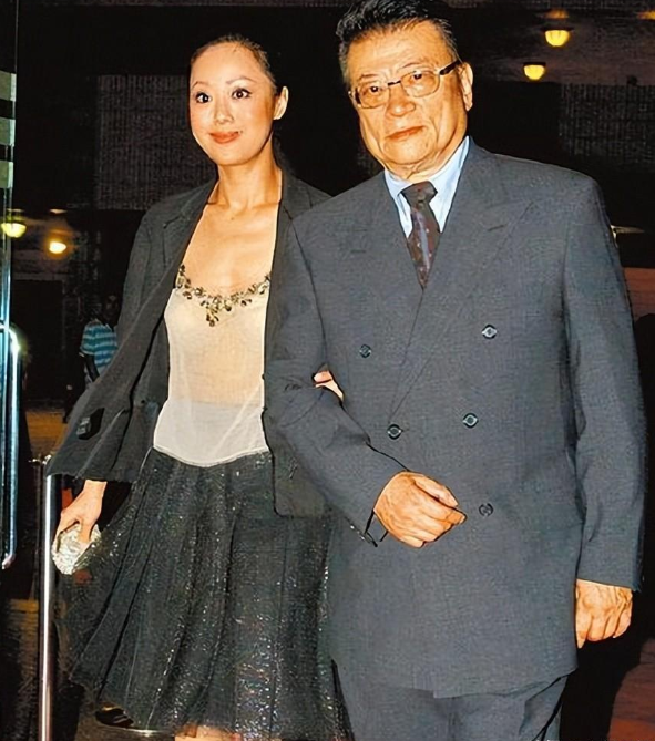 回顾直播6小时卖货6亿与钟镇涛离婚后败家名媛章小蕙又红了