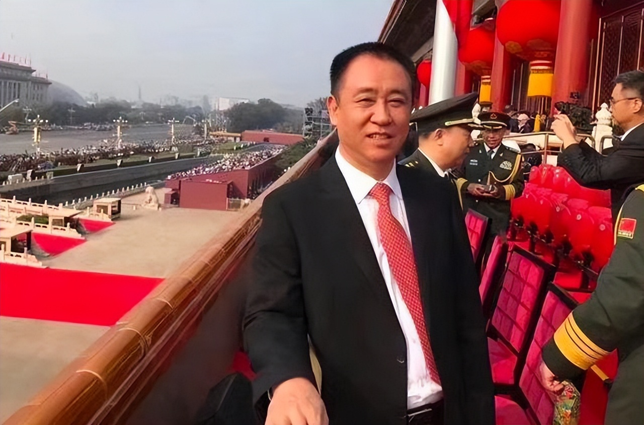 许家印一家太贪了,丁玉梅向儿子许腾鹤讨债10亿,背后大有玄机