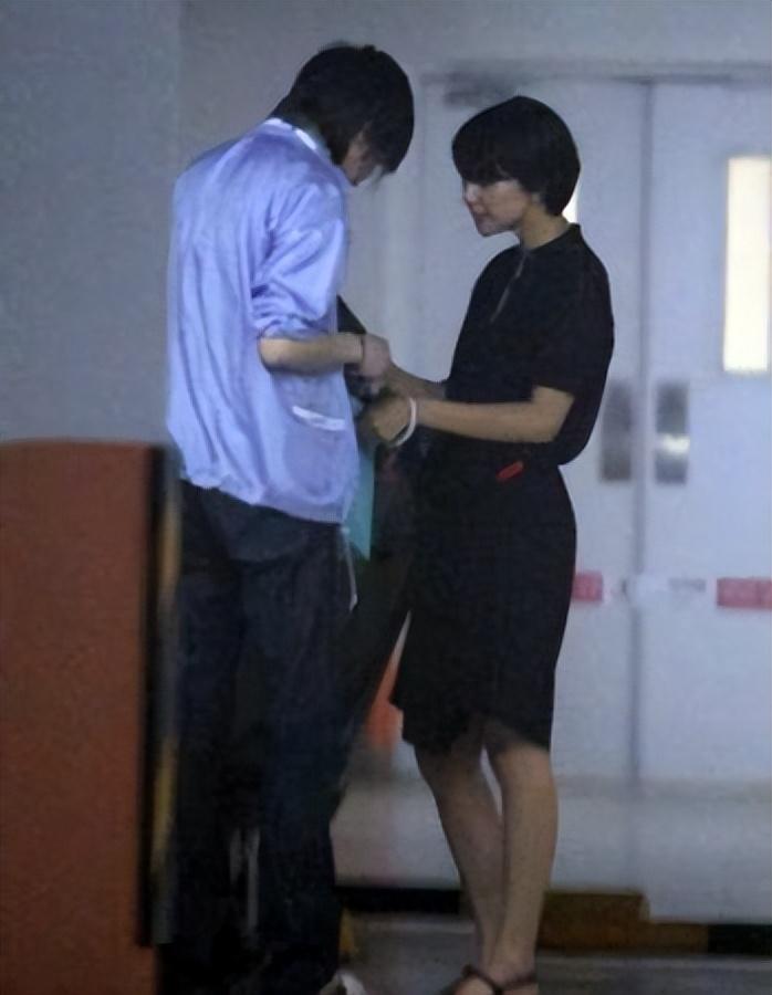 2000年,21岁的高圆圆去听了一场张亚东的音乐会,她特别喜欢张亚东的歌