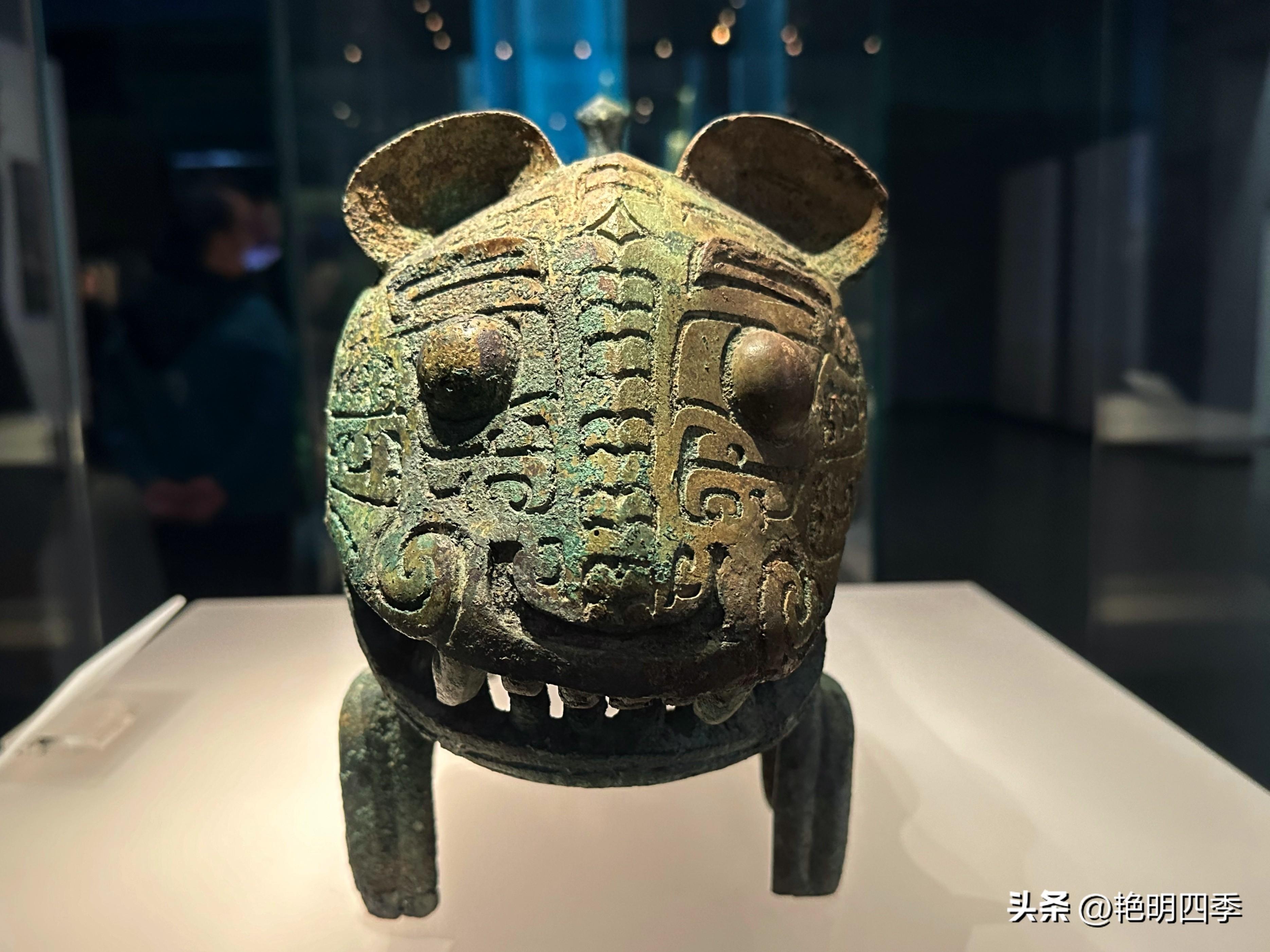 第四件:商代伏鸟双尾青铜虎