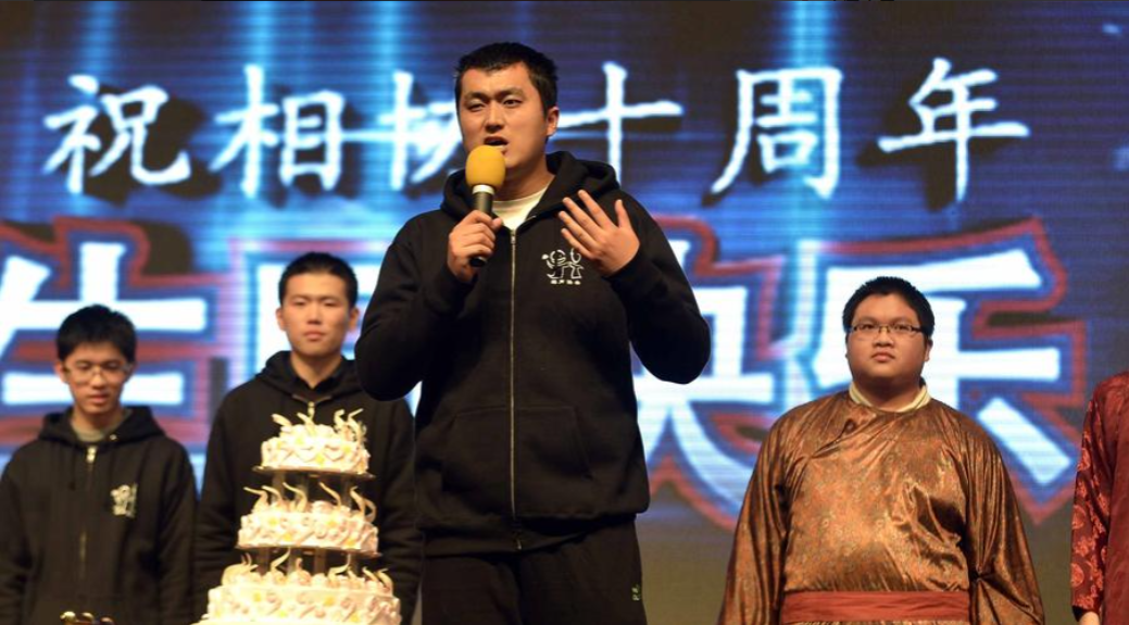 那个用公式相声叫板郭德纲的李宏烨终究活成了笑话