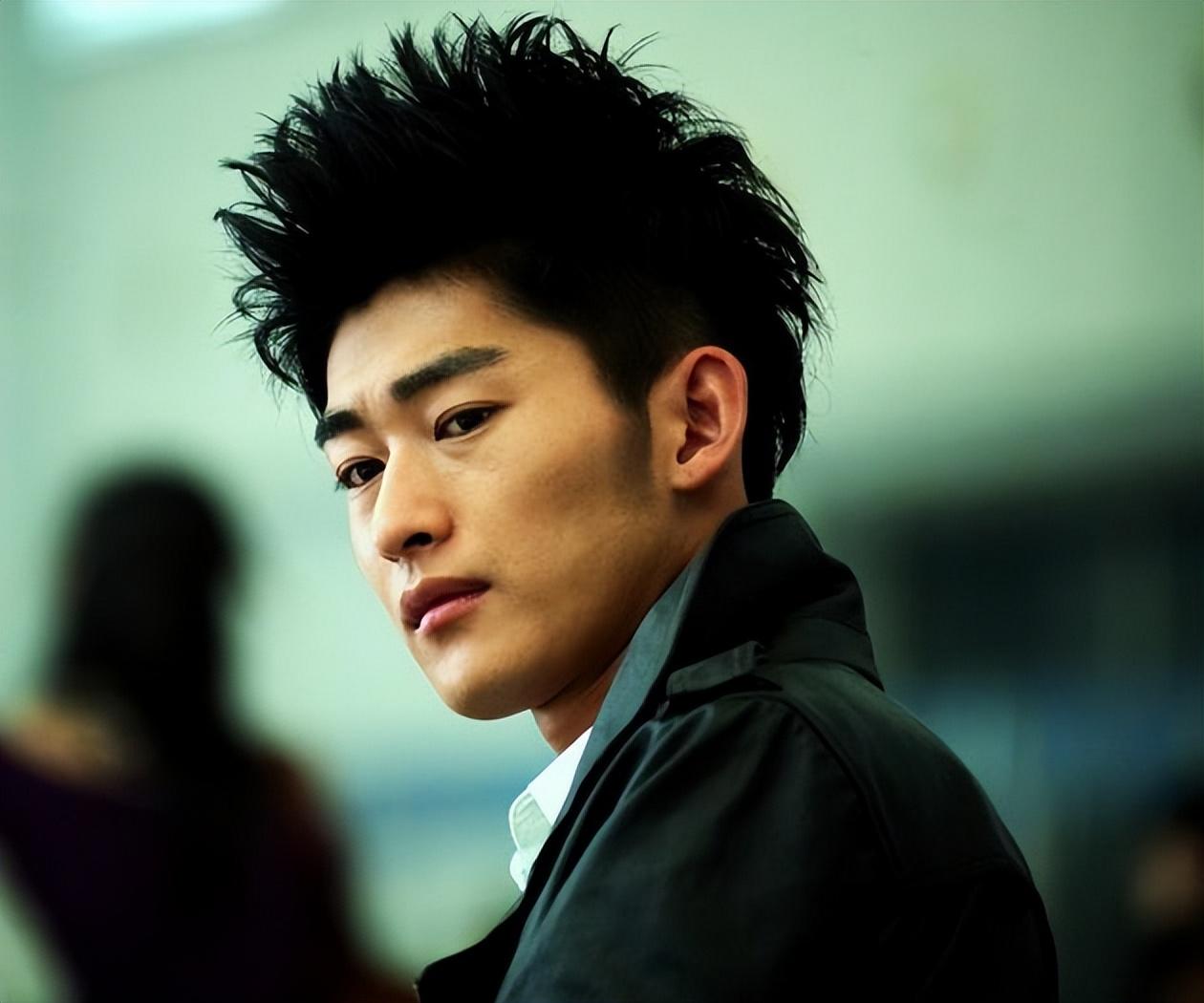 张翰在其中饰演的富二代恣意张狂,帅气多金的形象迷倒万千少女,虽然