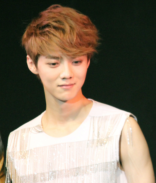 回顾与关晓彤恋爱的鹿晗重新走上顶流之路全靠同行衬托