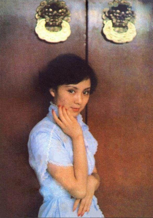 而母亲去世前曾强打精神将女儿"张静林"的名字改为"安雯".