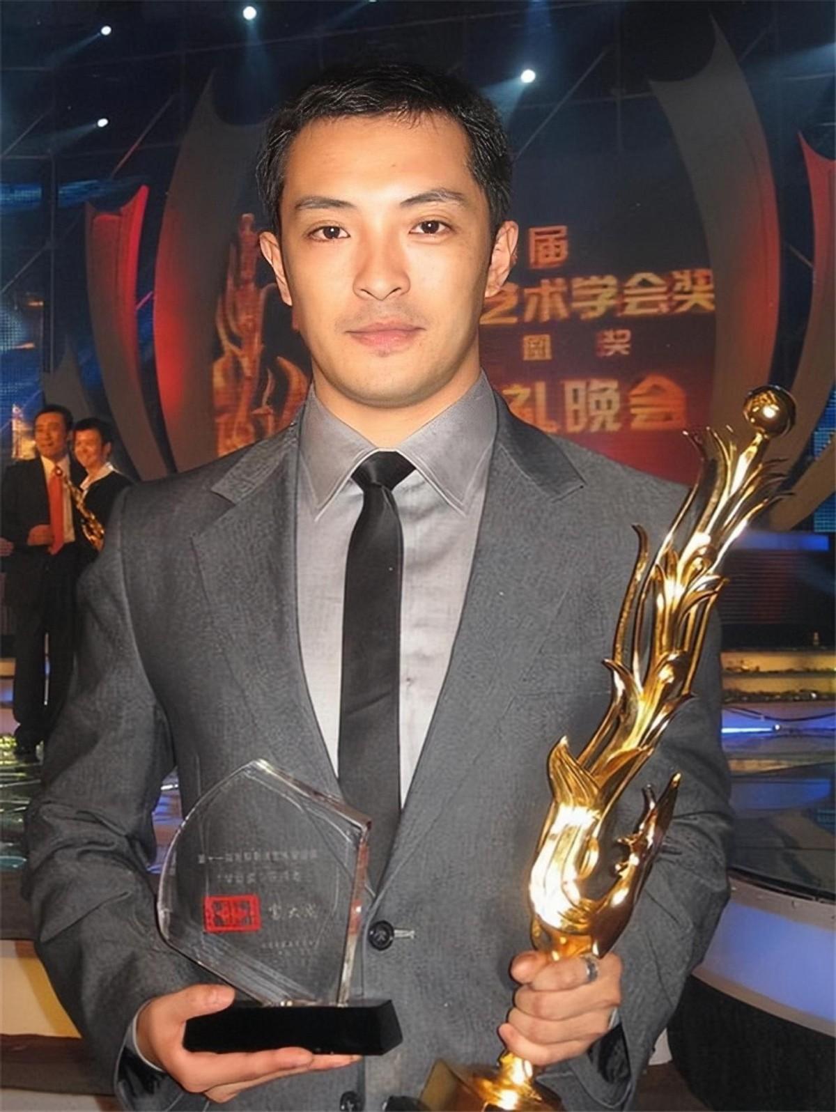 就在这时,合作多次的化妆师给他介绍了身为演员的饶敏莉.