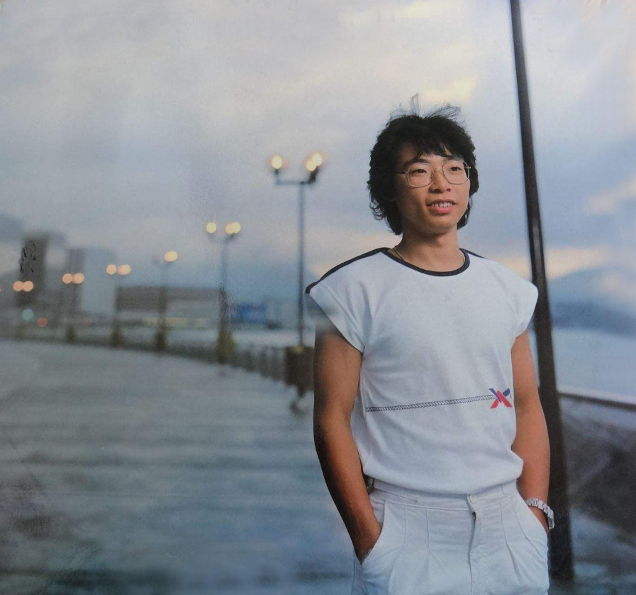 回顾28岁爆红被打压卖掉车房义演的爱国歌手张明敏你知道吗