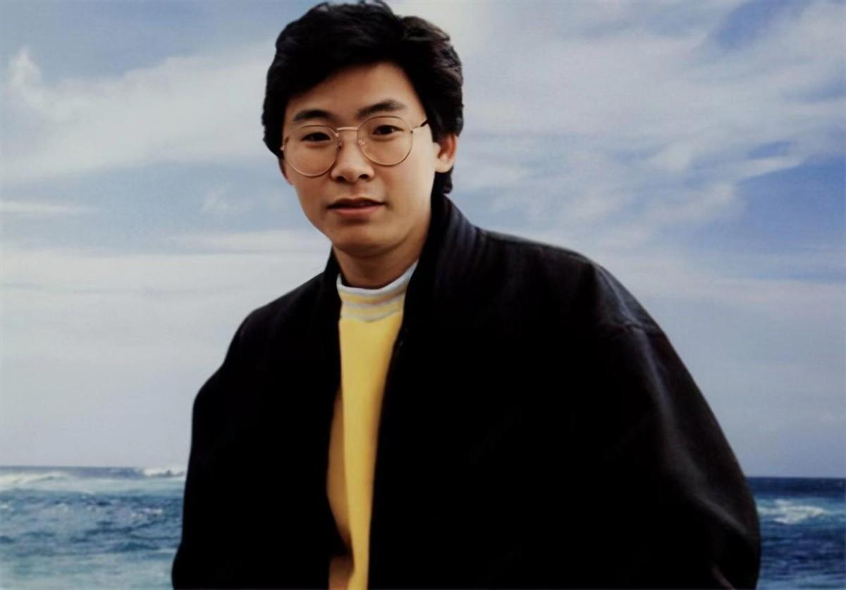 回顾28岁爆红被打压卖掉车房义演的爱国歌手张明敏你知道吗