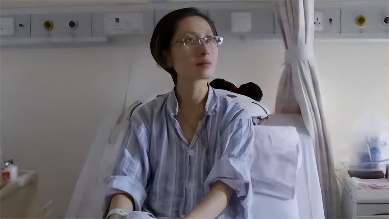 张丽君,1989年出生于上海,家境不错,父母恩爱,弟弟也乖巧懂事,她的