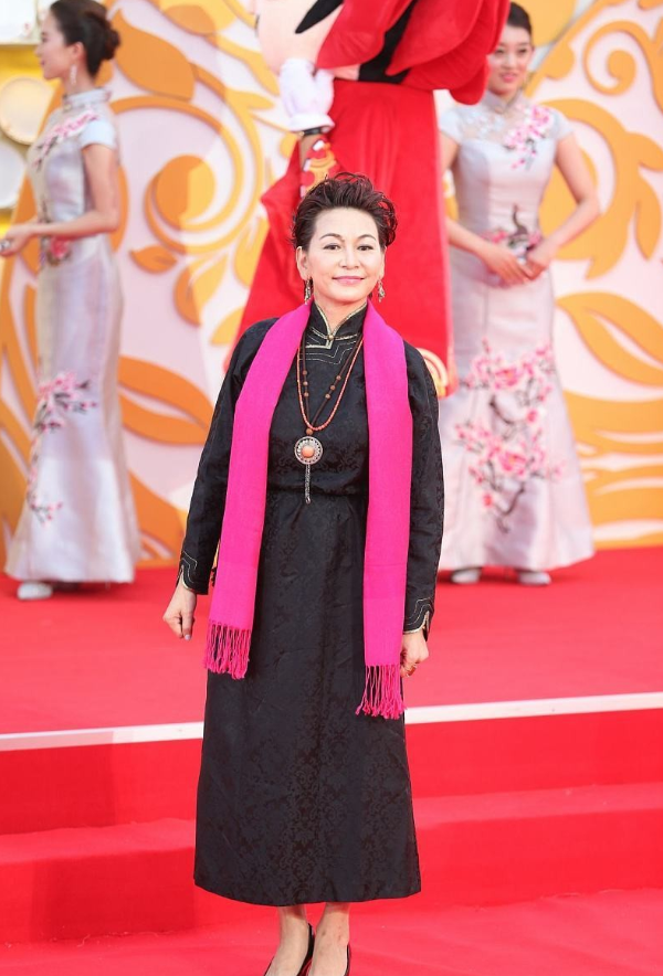 回顾演员姚橹娶了大3岁的艾丽娅婚后生一女低调幸福多年