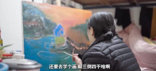 回顾58岁北漂阿姨的双面人生白天扫厕所晚上在3㎡管道间画画