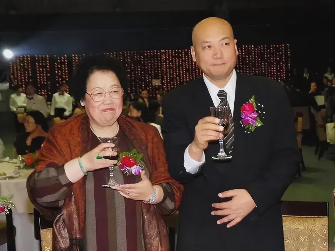 回顾无亲生子女唐僧迟重瑞终究为娶500亿富婆付出代价