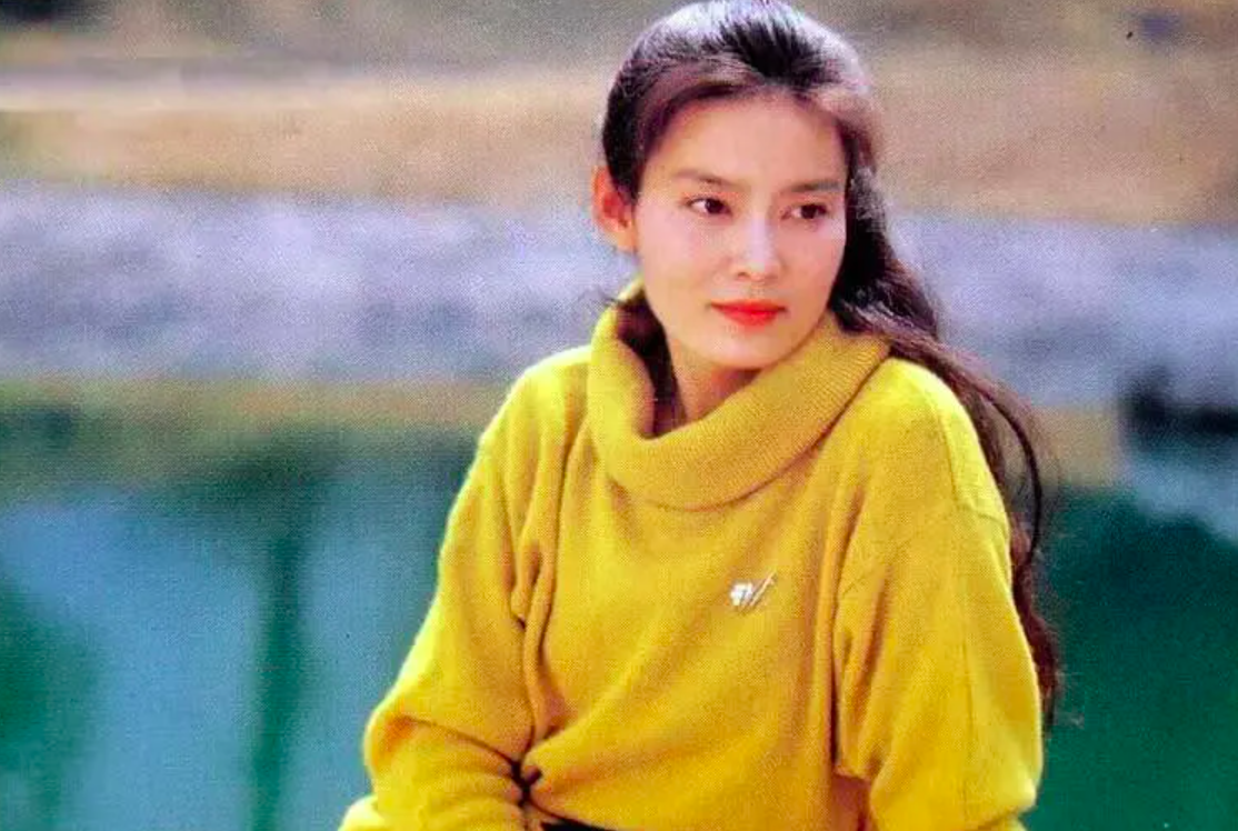 而潘虹风华绝代,一双大眼睛仿佛会诉说爱意,对杨延晋来说同样那么有