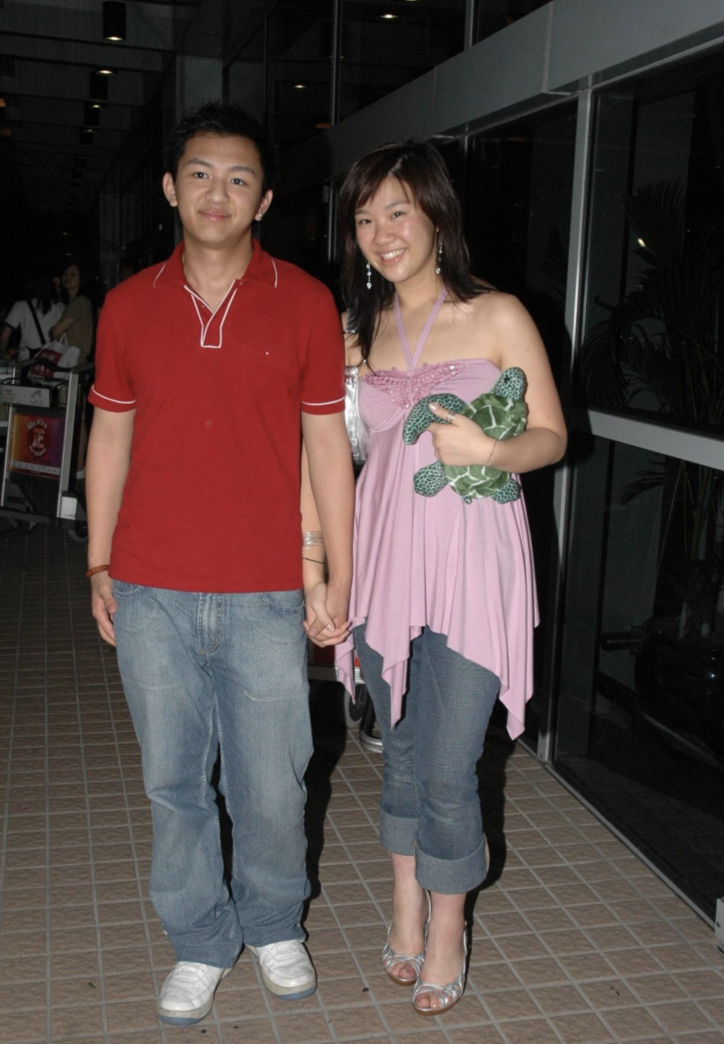 回顾郑欣宜平安夜晒沈殿霞旧照称梦见母亲休息半年恢复营业