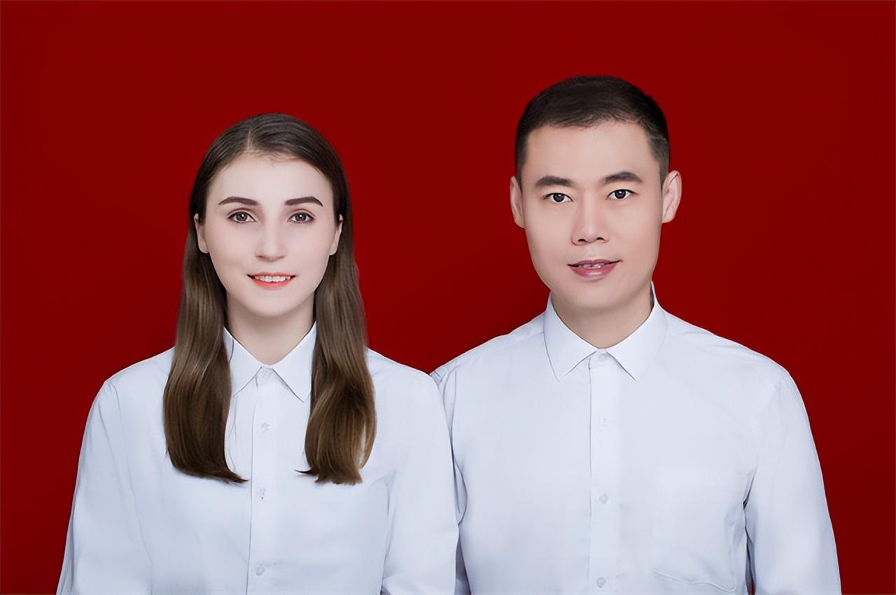 他的爸爸是天津人,妈妈是山东人,老两口当初是因为要支援中原地区的