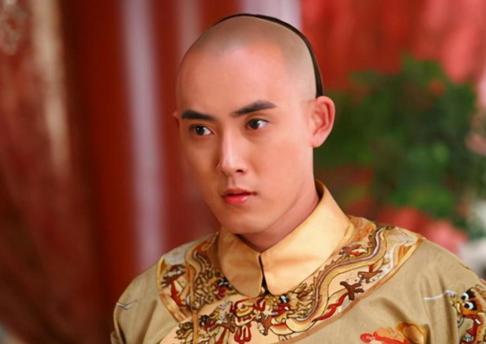 绵亿作为永琪的独子,被寄予了成为皇太子的期望,将继承父亲的荣耀.