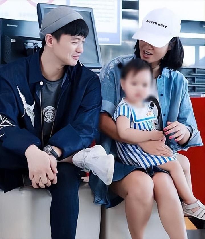 朱丹全家游三亚周一围嫩成小鲜肉带孩子挖沙儿子下海女儿保护