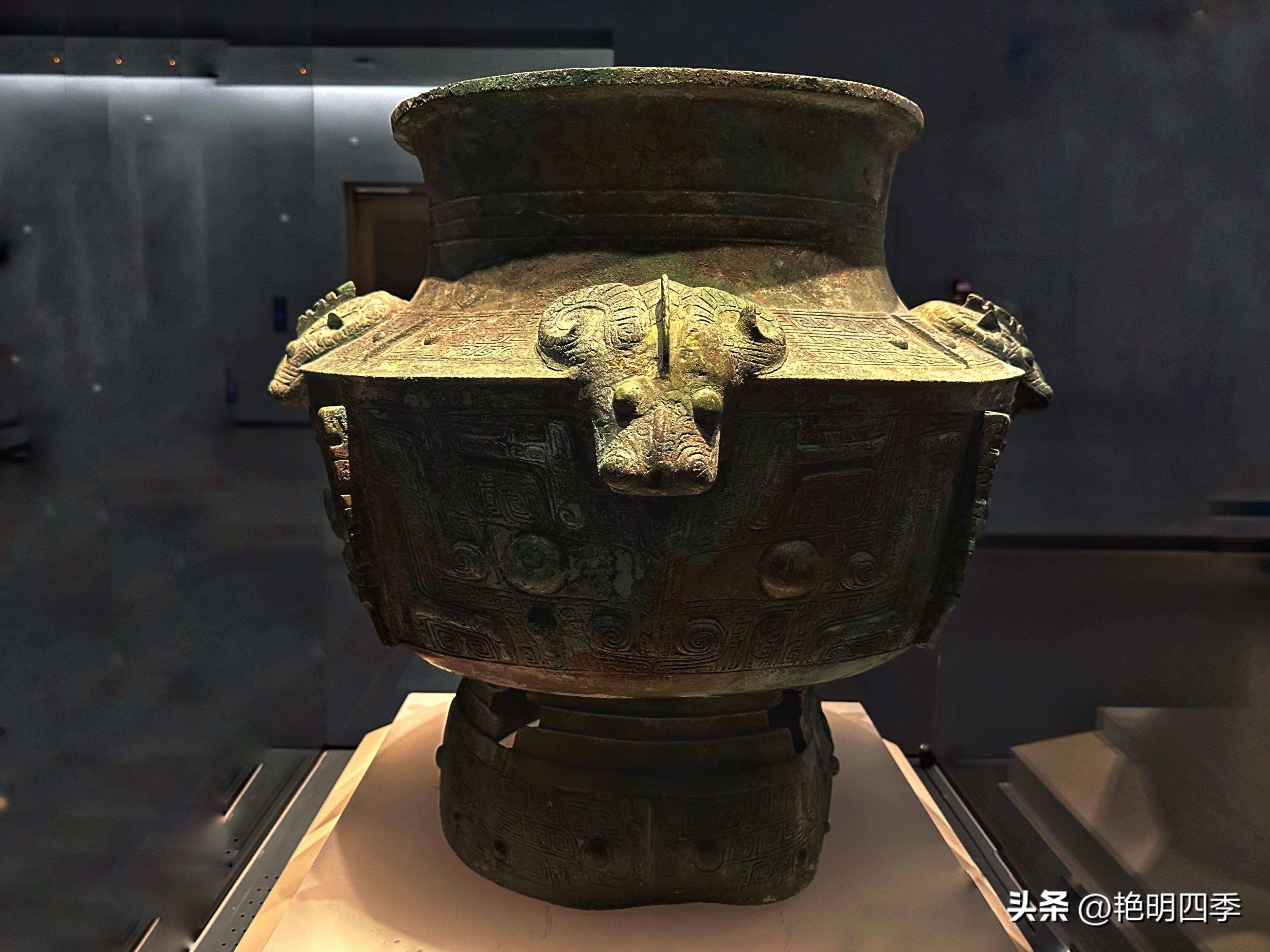 通身都有花纹,脸上和腹部是卷云纹,背上是云雷纹,鼻,脊,尾部,四腿下部