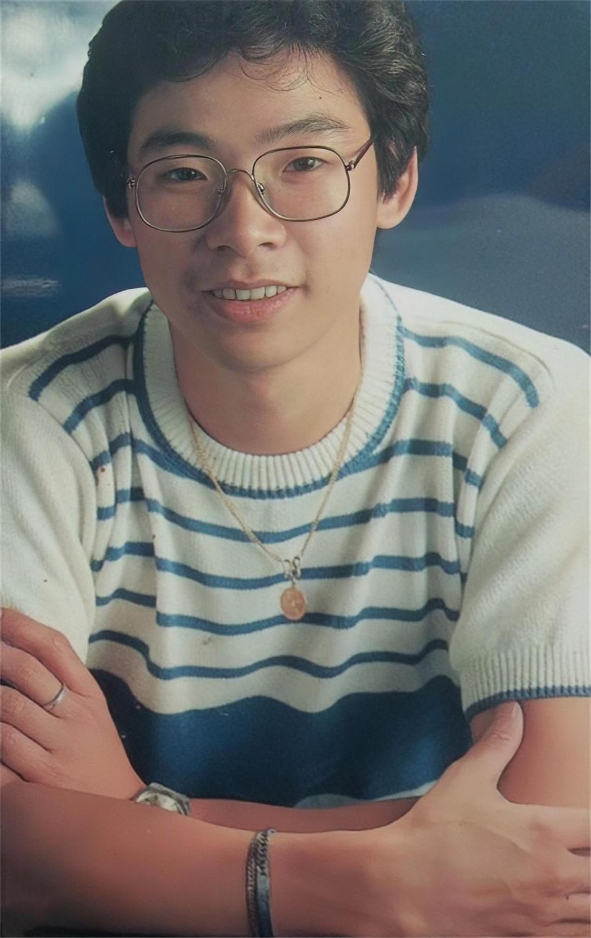 回顾28岁爆红被打压卖掉车房义演的爱国歌手张明敏你知道吗