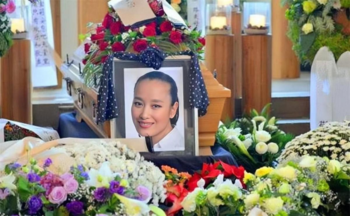 在德国的一片草地上,程琳,郑绪岚,牟玄甫, 陈俊华,纪京汉等人擦拭了