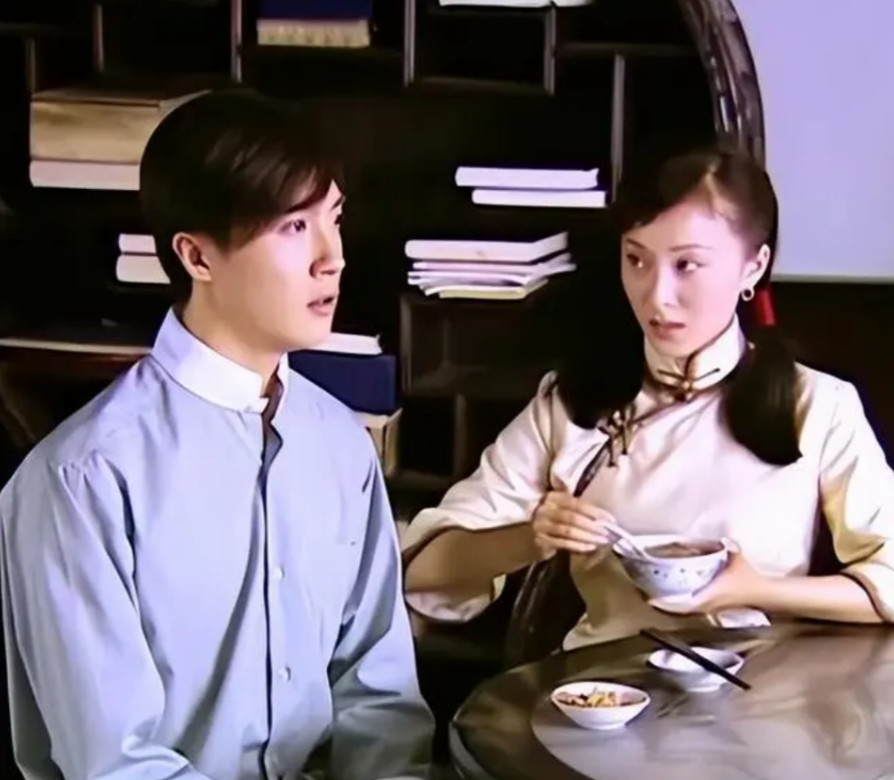 还是这一年,她趁着名气,搭档邱心志,李宗翰,潘虹走进《梧桐雨》