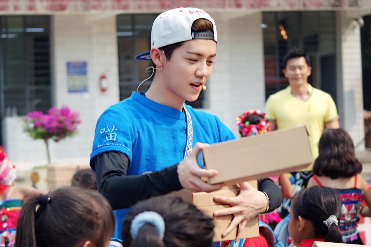 回顾与关晓彤恋爱的鹿晗重新走上顶流之路全靠同行衬托