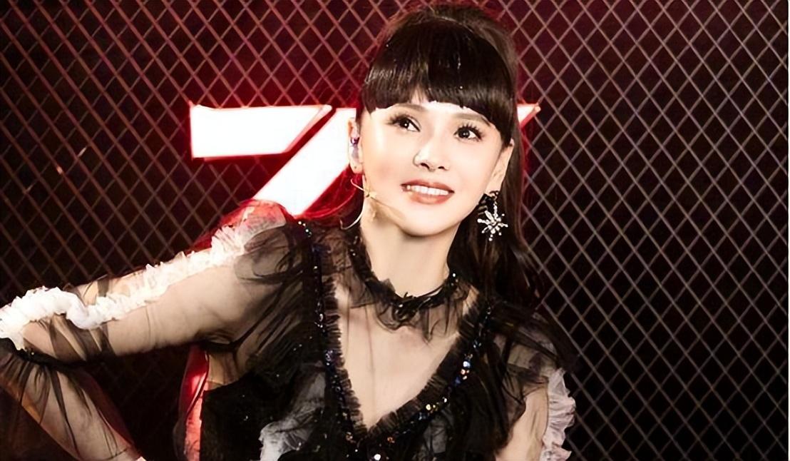 秦昊老婆跑韩国打水光针56岁伊能静满脸针眼感慨真的很痛