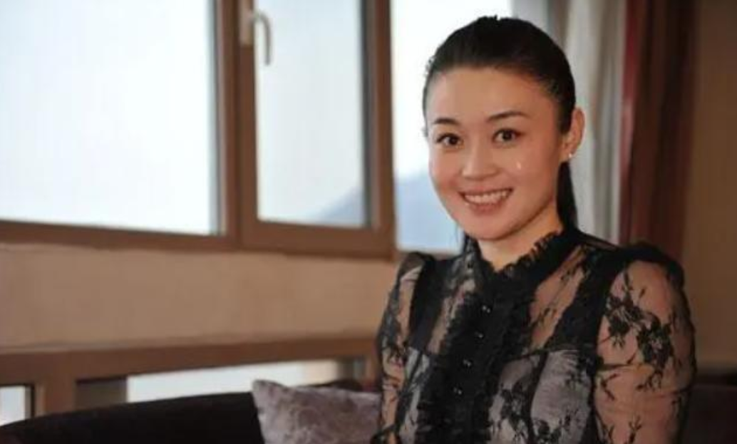 关婷娜21岁追随赵本山成名背后有心酸40岁婚恋成难题