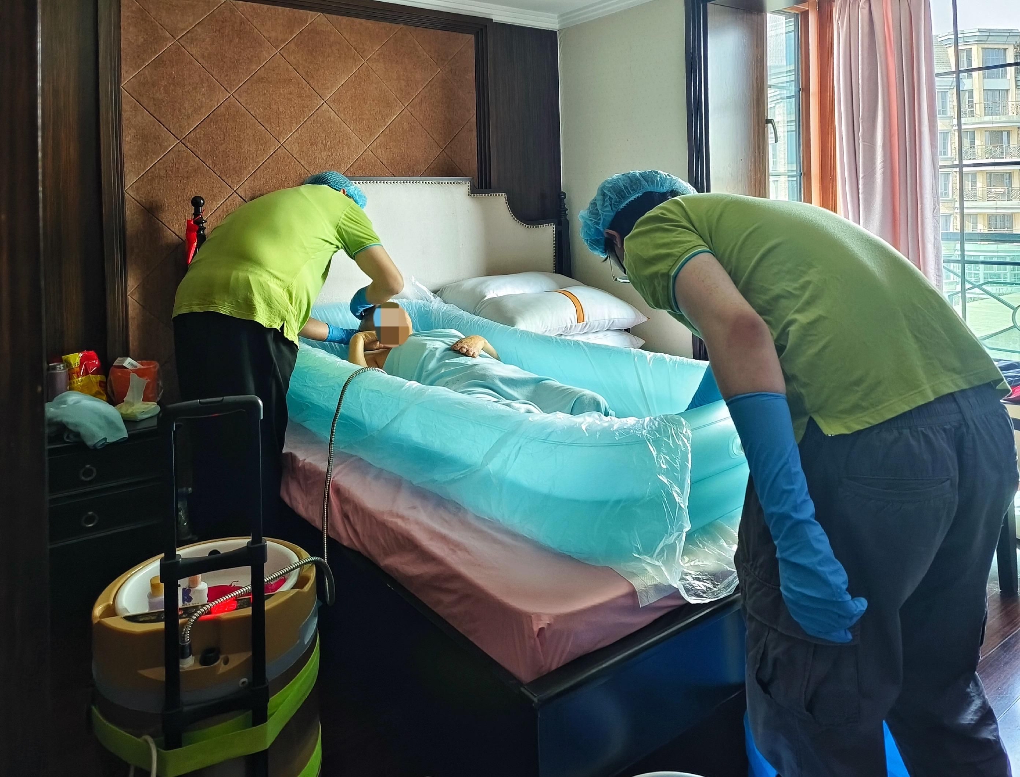 回顾女助浴师:专为老人服务,洗一次499元,洗的不是澡是尊严