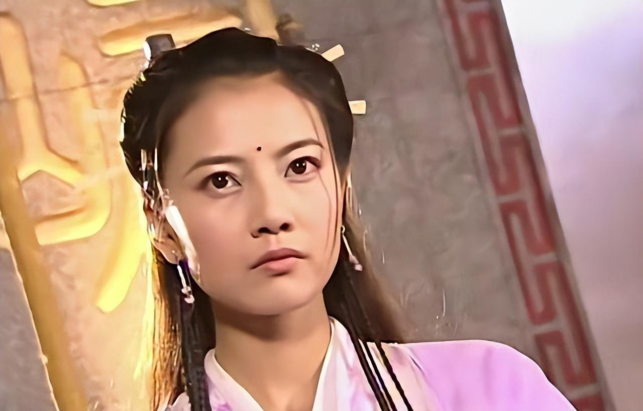 而让她爆火的角色是周芷若,那个工于心计的女人被高圆圆演得淋漓尽致