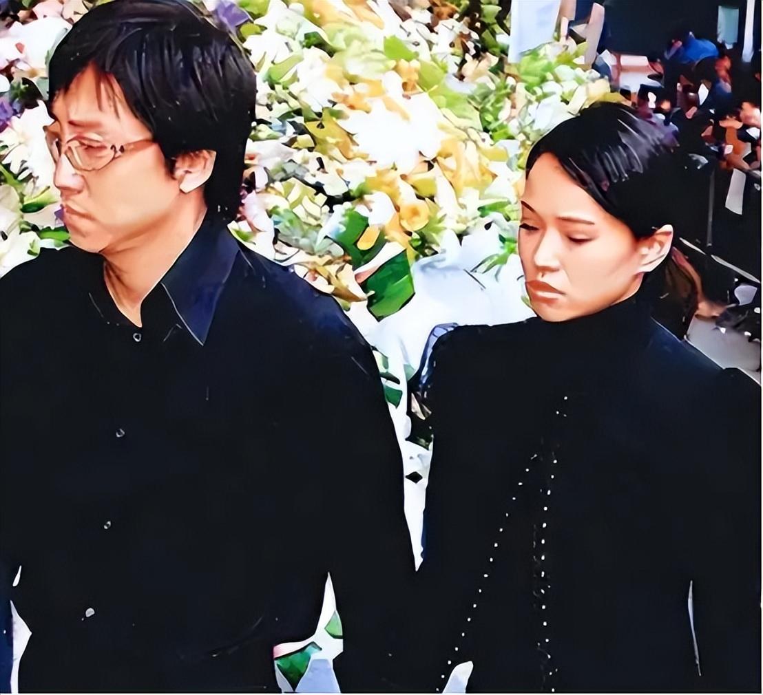 秦昊老婆跑韩国打水光针56岁伊能静满脸针眼感慨真的很痛