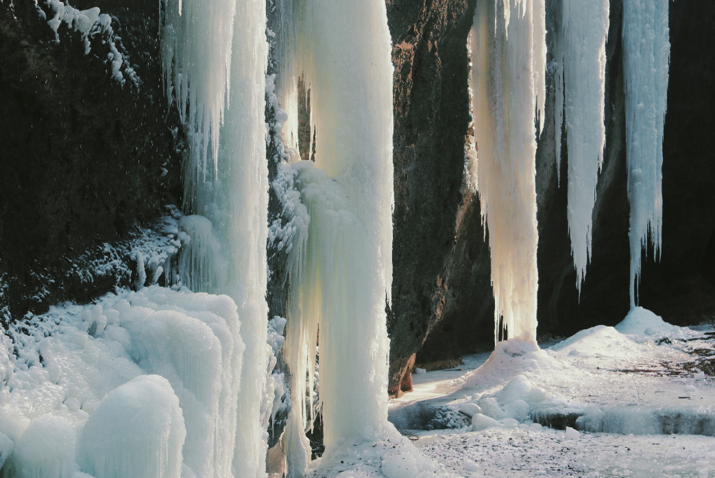 错峰打卡央视点赞的冰瀑奇观如梦似幻一秒进入童话世界