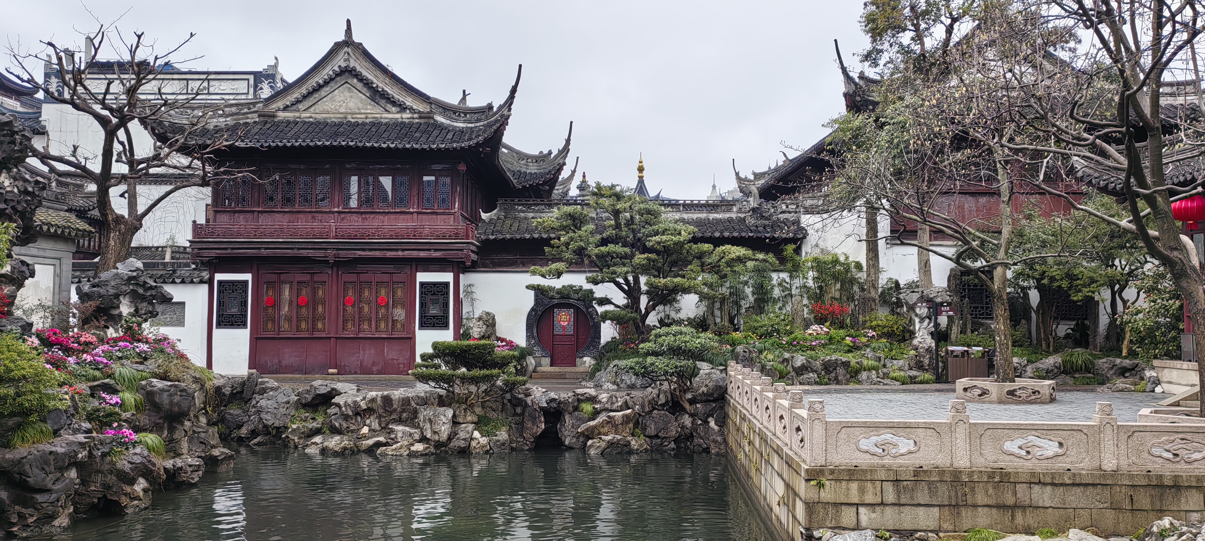 外滩是上海的标志性景点之一,这里有美丽的建筑和江景,是拍照的好地方