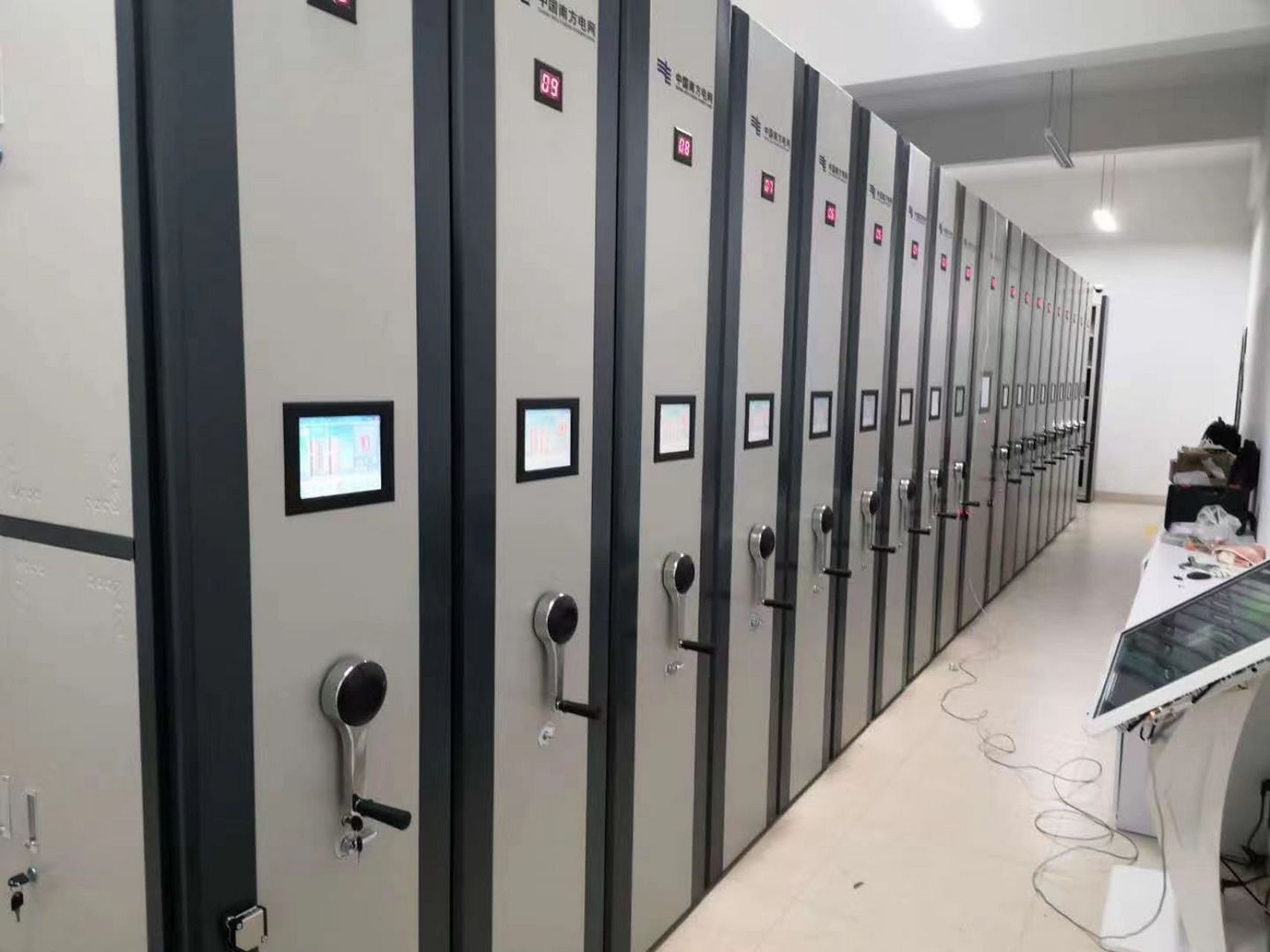 按用途不同一般分为:档案密集柜,图书密集柜,会计密集柜,病历密集柜