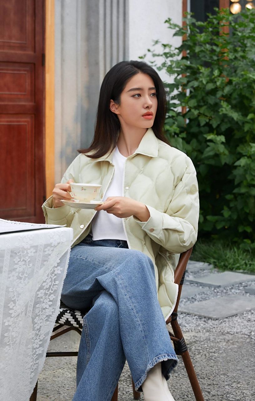 轻盈时髦的羽绒穿搭  我一直都很欣赏杨采钰的穿搭风格,她总是能够将