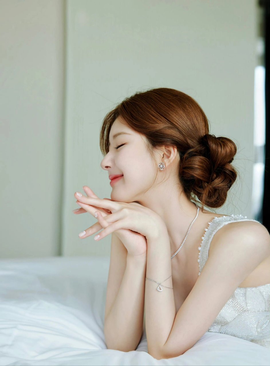 白色纯欲风94赵露思双丸子头洋娃娃造型  我是一个时尚爱好者,最近