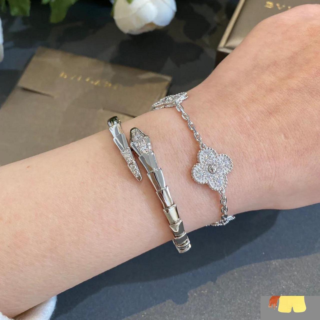 宝格丽蛇骨手镯 颜值是真的高的宝格丽蛇骨手镯 头尾钻款  不管是单戴