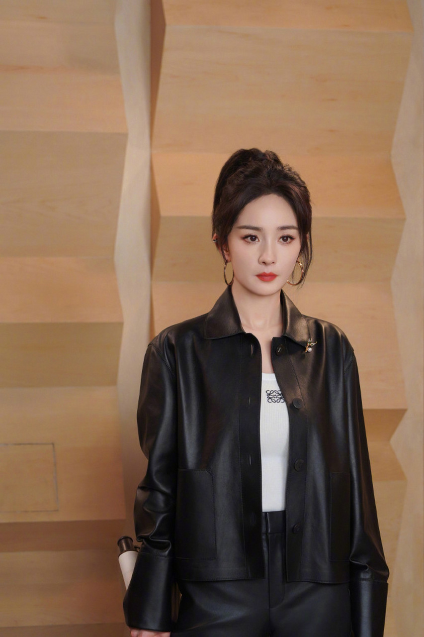 杨幂# 配音官宣,工作室宣发营业照