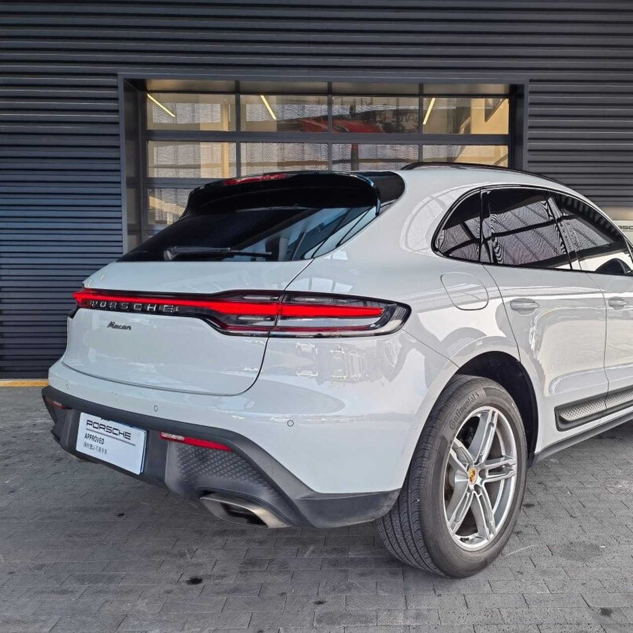 保时捷认证的易手车 macan 现在就在您的眼前,白色车身搭配波尔多红
