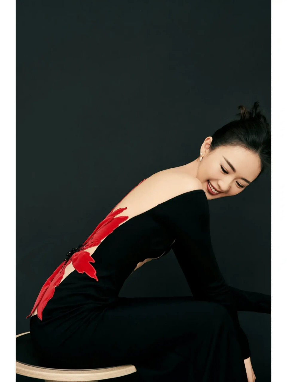 童瑶的礼服好惊艳  我在一场活动上看到了童瑶的礼服,真的让我惊艳到