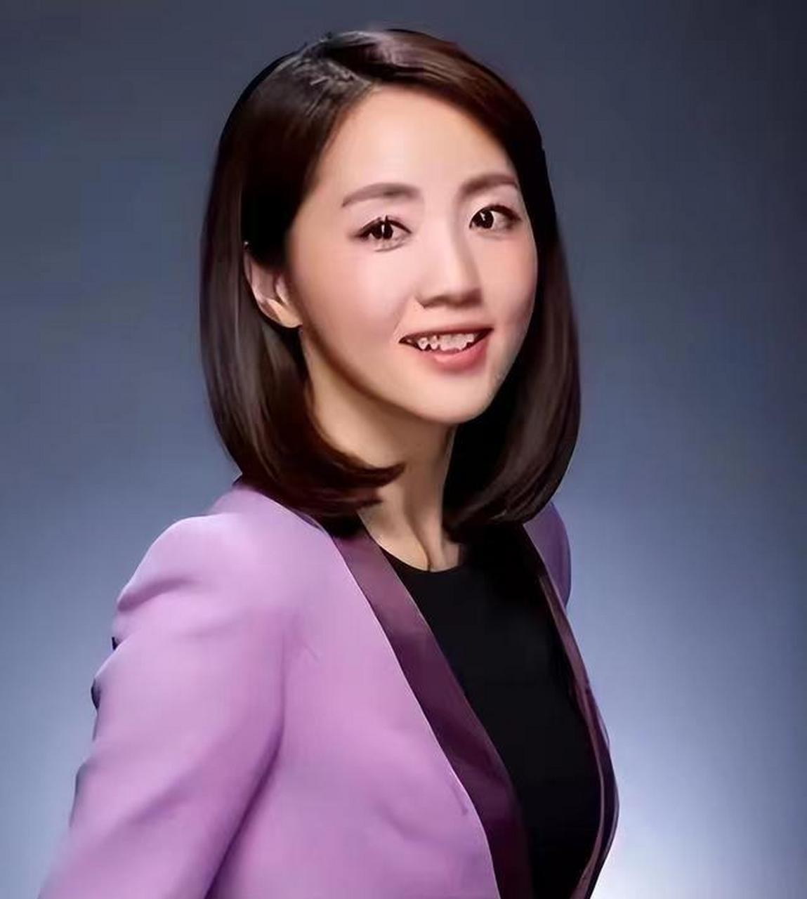 1997年,天气预报节目首次登上央视春晚舞台,当时年仅24岁的杨丹身穿