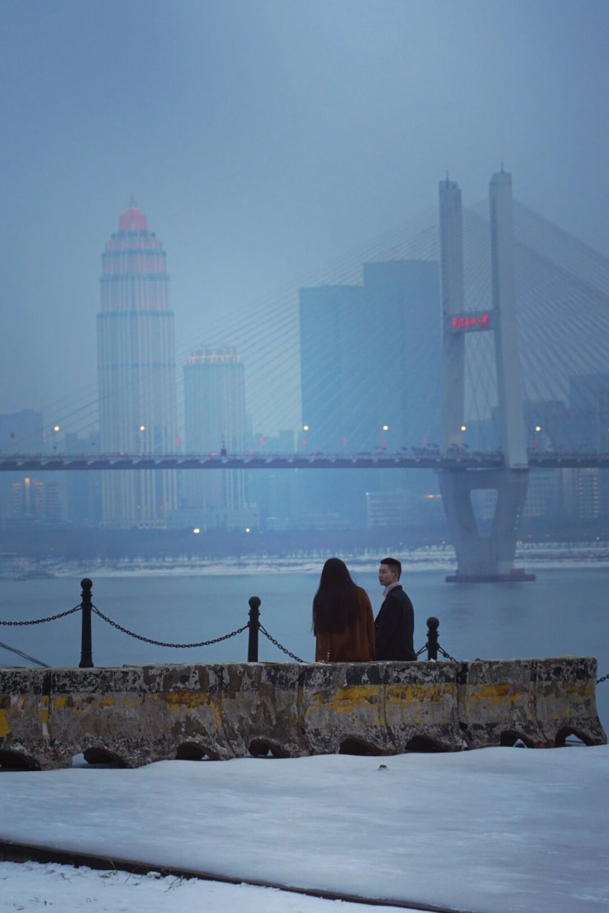 武汉|雪未融,初见灯塔  首次踏入武昌江滩,我被眼前的景象深深吸引.