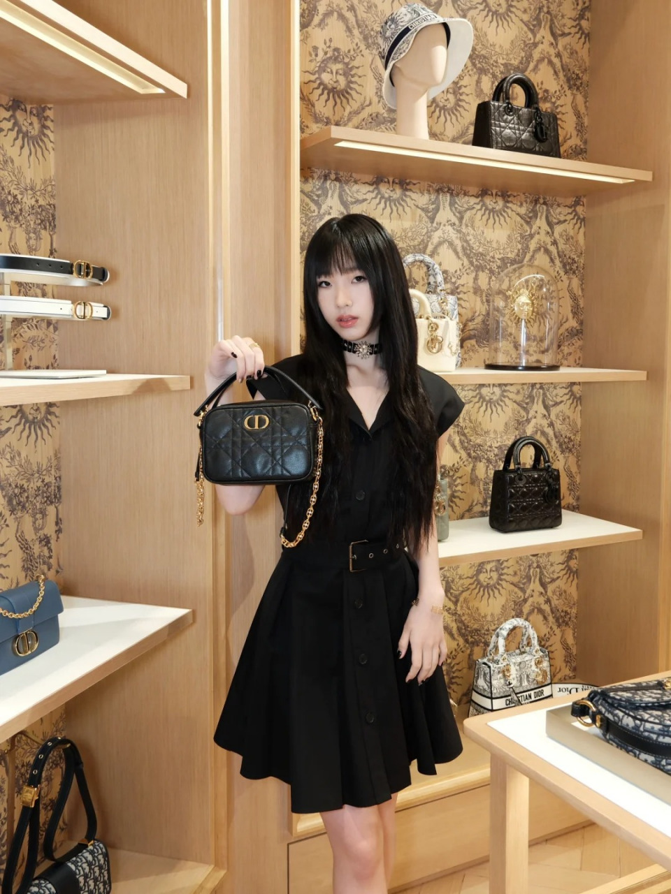 小s大女儿elly,出席台北的dior活动,我喜欢她露出额头,清爽 很有明星