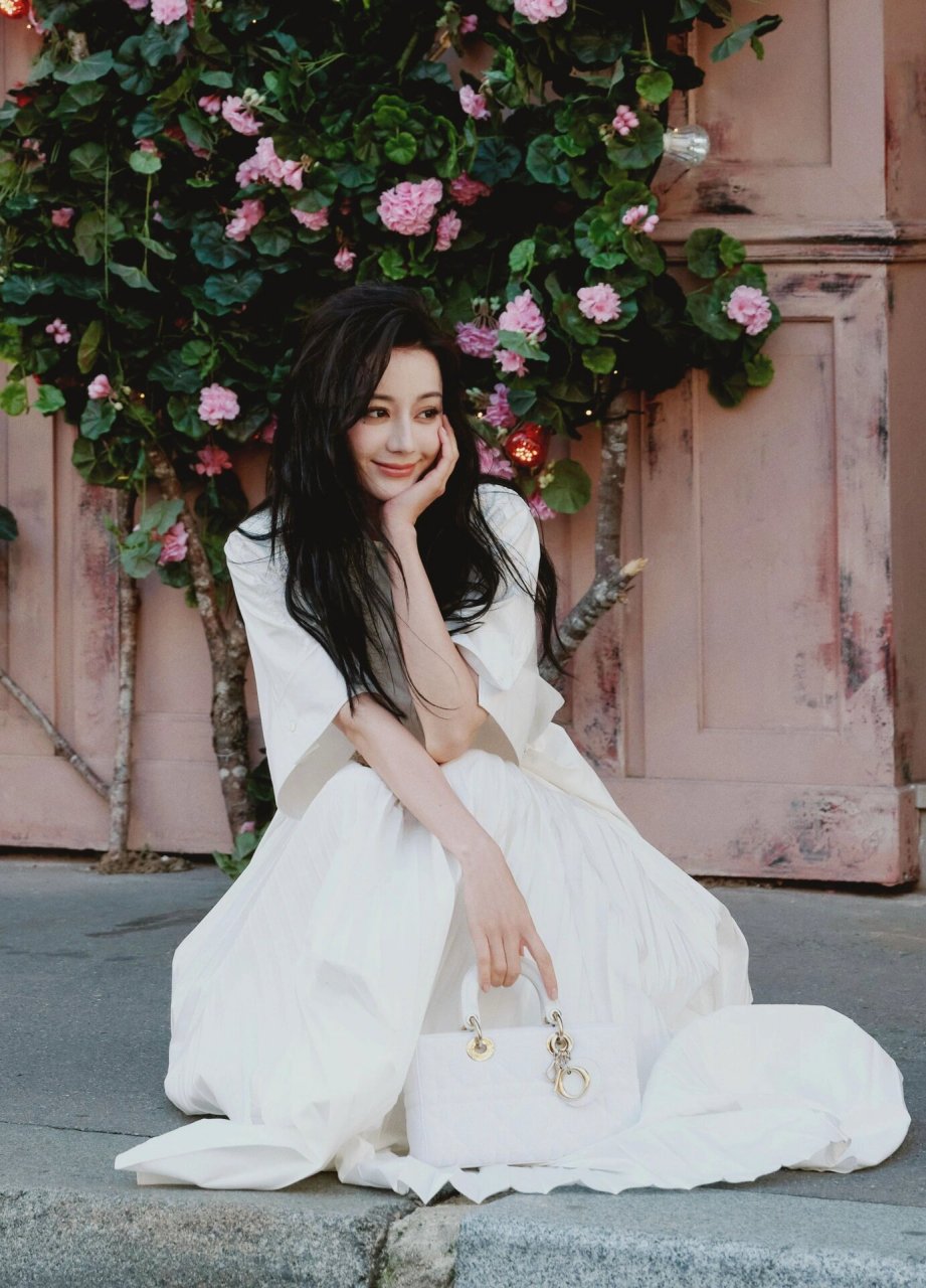 迪丽热巴巴黎时装周第一套造型,还得是她  我是一个时尚爱好者,我一直