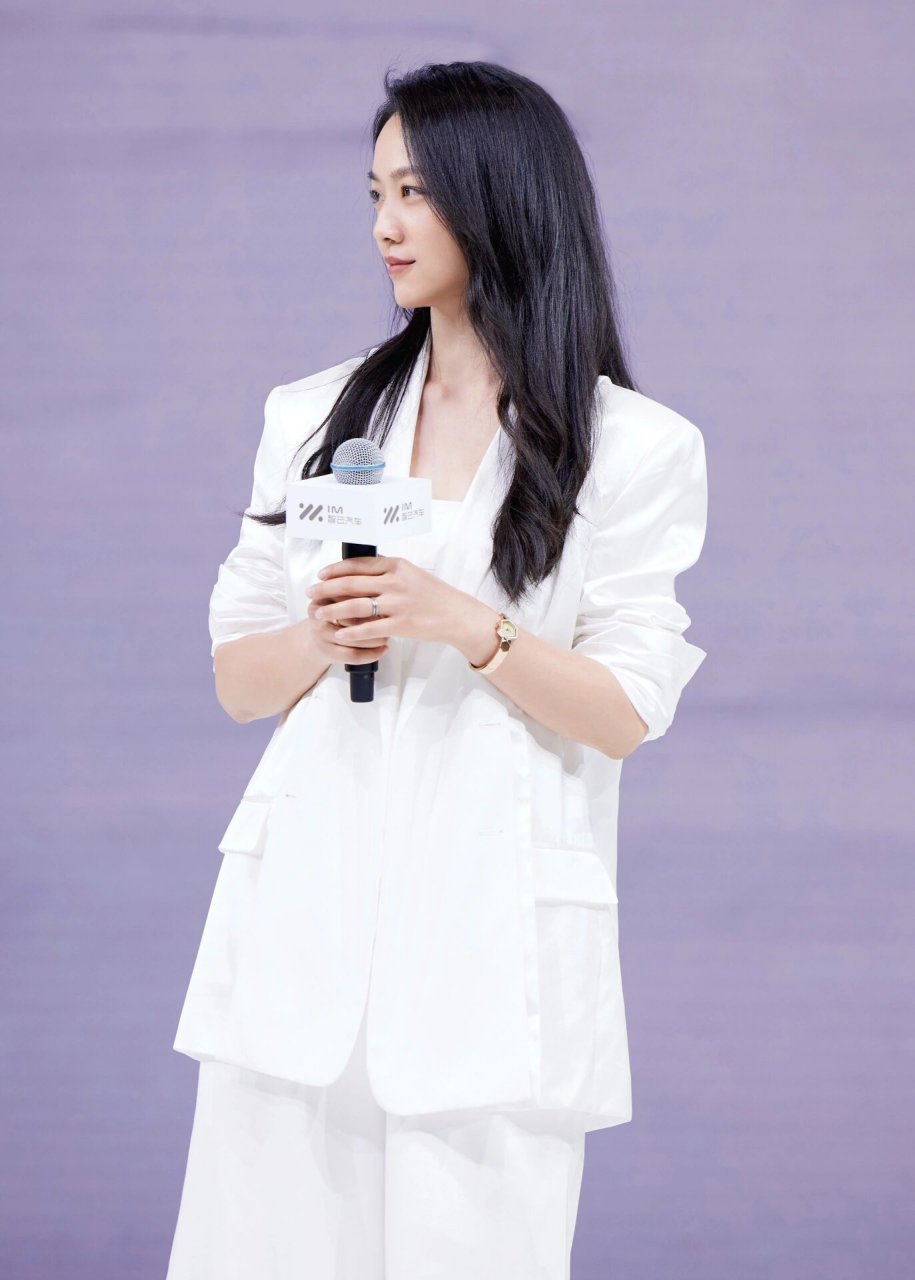 43 岁的汤唯依然保持着非常好的状态,让人感叹她的美丽和气质.