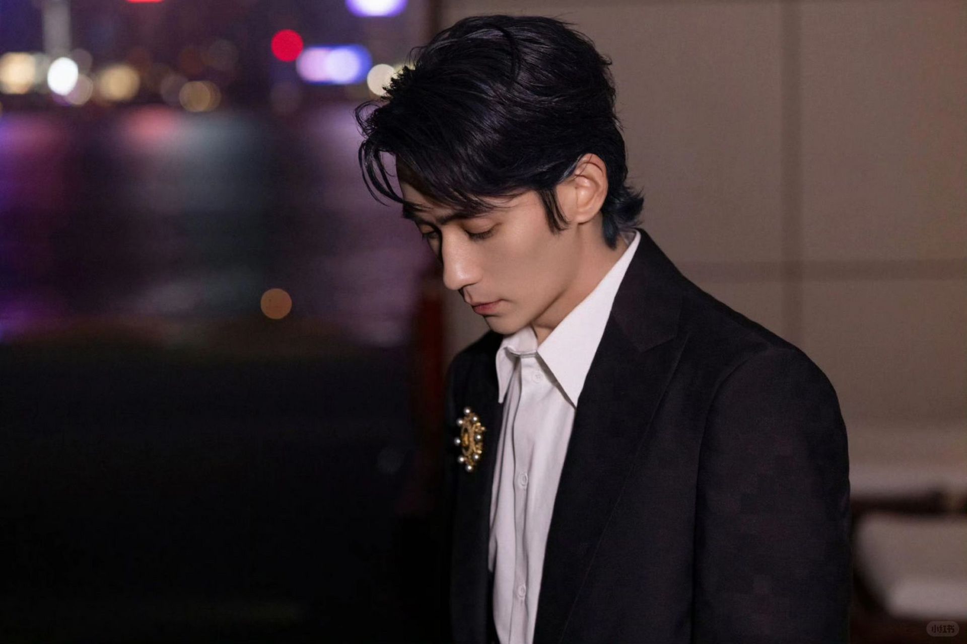 那是lv的盛宴,一个星光璀璨的夜晚,朱一龙就像是走进了一个梦幻世界