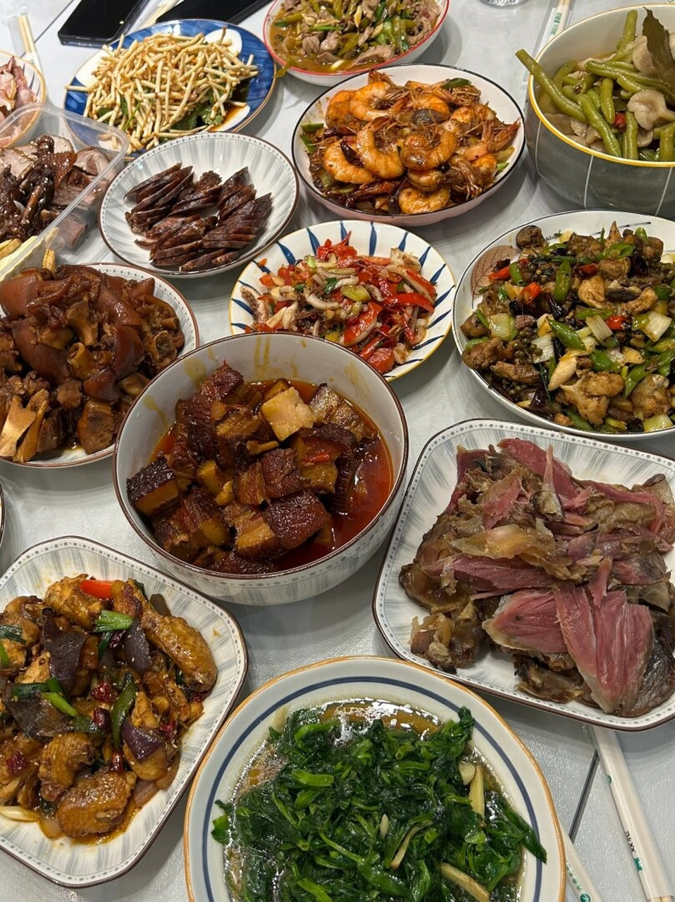 这一桌丰富多彩的佳肴,简直是一场味蕾的盛宴,让人垂涎欲滴!