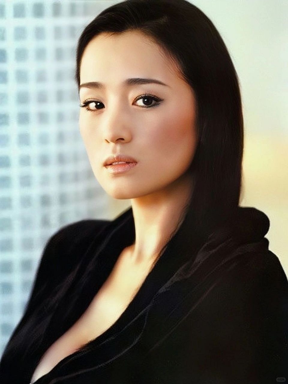 巩俐:乡土与时尚的完美融合,独特气质成就非凡魅力  巩俐的面容独特