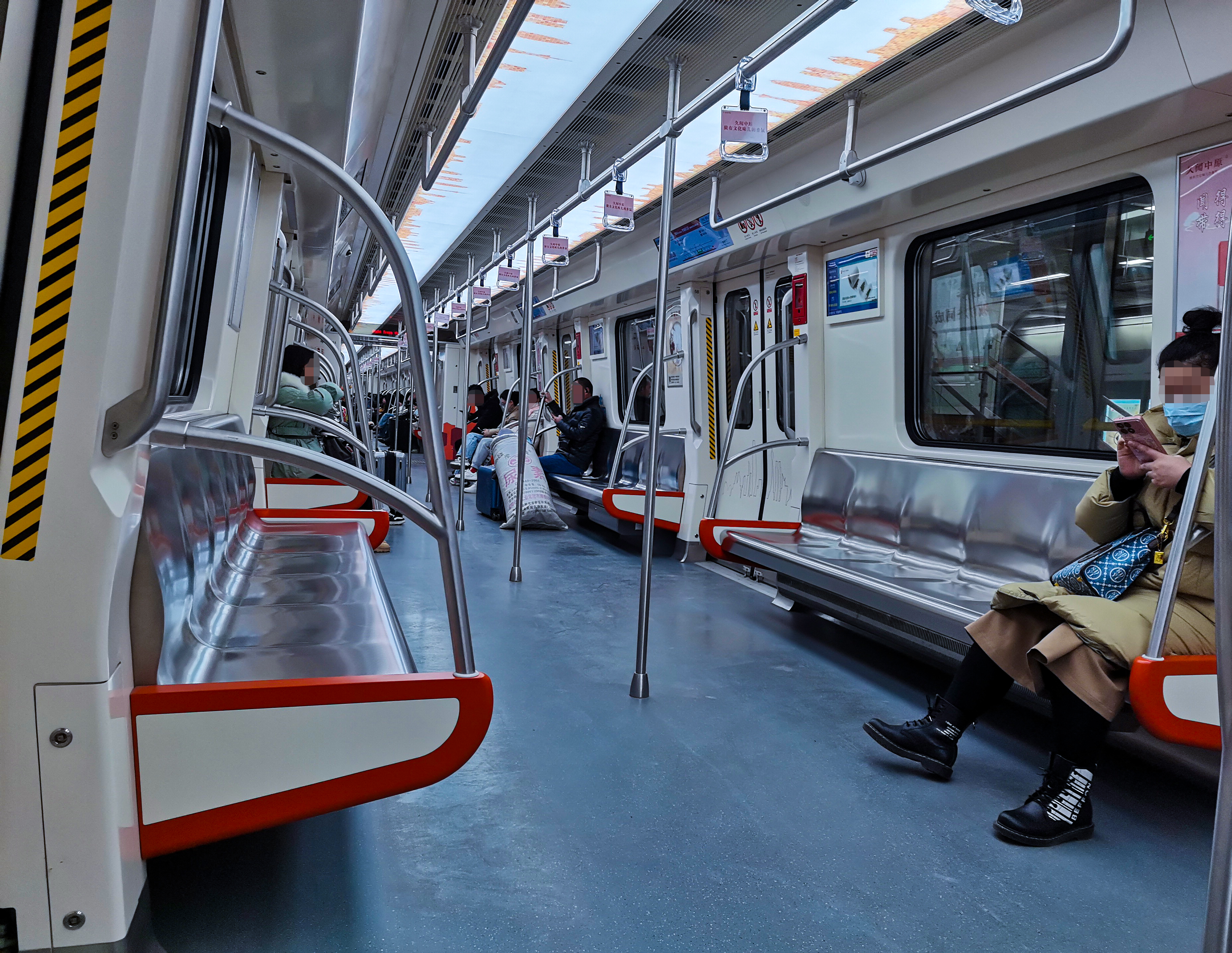 走进郑州地铁10号线的车厢,一屁股座下去竟然是暖呼呼的?