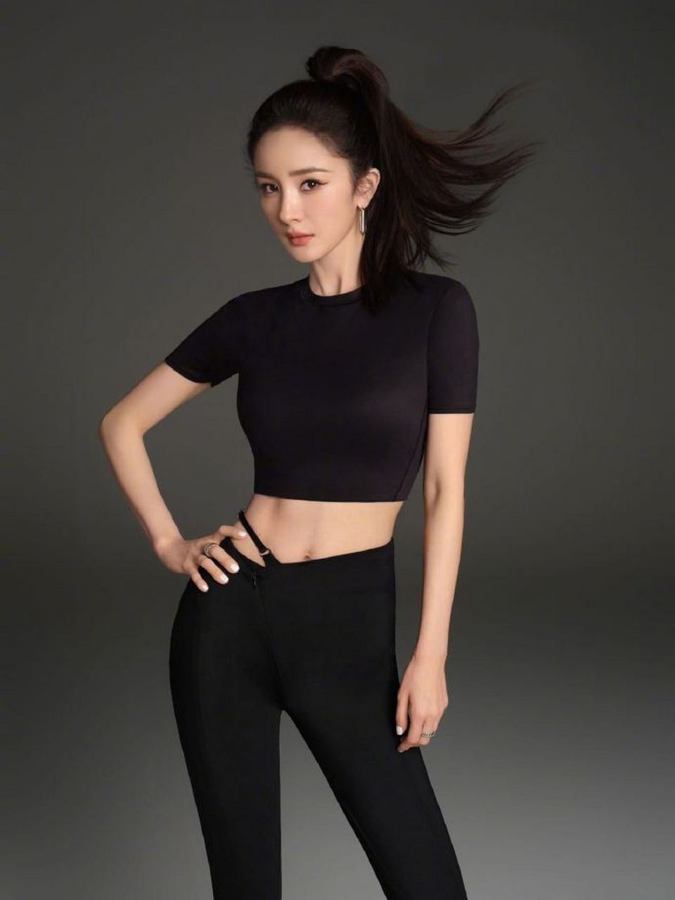 杨幂的这款搭配将她的身材优势展现得淋漓尽致,玲珑的身材曲线,让人