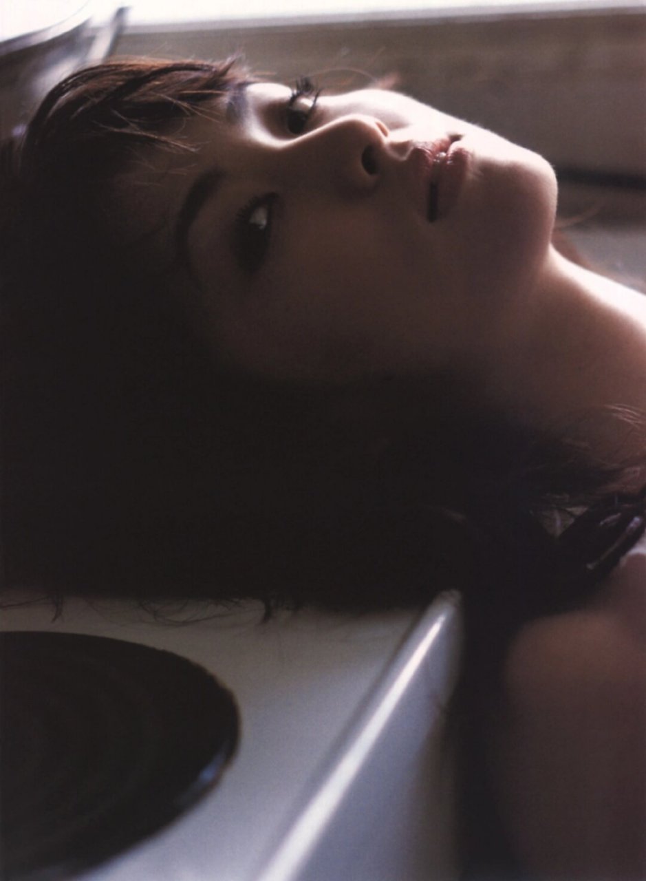 🎨  这本画册的主角是濑户早妃,她的美丽简直让人陶醉😘!